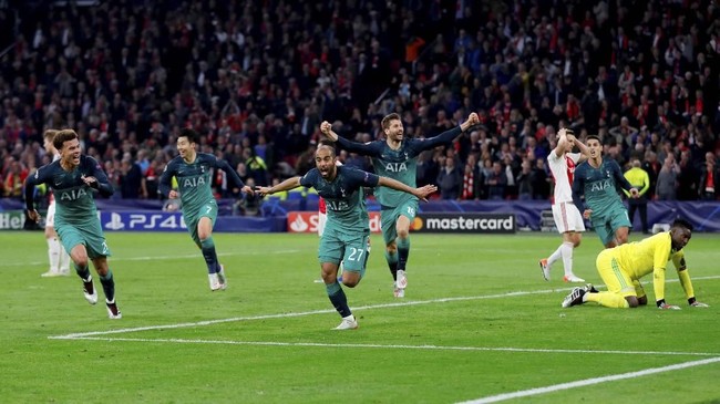Penyerang sayap Tottenham Hotspur, Lucas Moura, tak kuasa menahan tangis saat diwawancara awak media usai laga kontra Ajax Amsterdam.