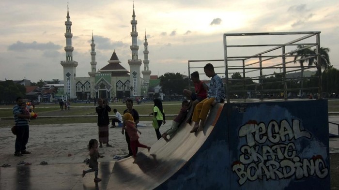 Sejumlah anak bersama orangtuanya bermain di Alun-alun Kota Tegal, Jawa Tengah, Rabu (8/5/2019). Masyarakat setempat memanfaatkan alun-alun sebagai tempat ngabuburit atau menunggu waktu buka puasa tiba. ANTARA FOTO/Oky Lukmansyah/foc.