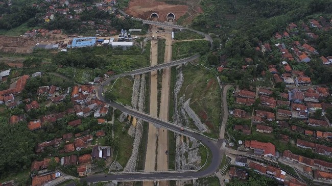 Menko Luhut mengungkap pengerjaan proyek Jalan Tol Cisumdawu terkendala pembebasan lahan.