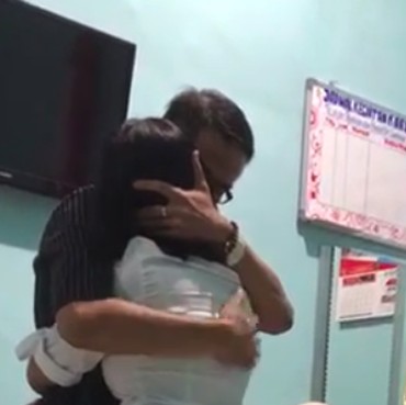 Peluk Erat Sang Ayah, Tangis Vanessa Angel Pecah