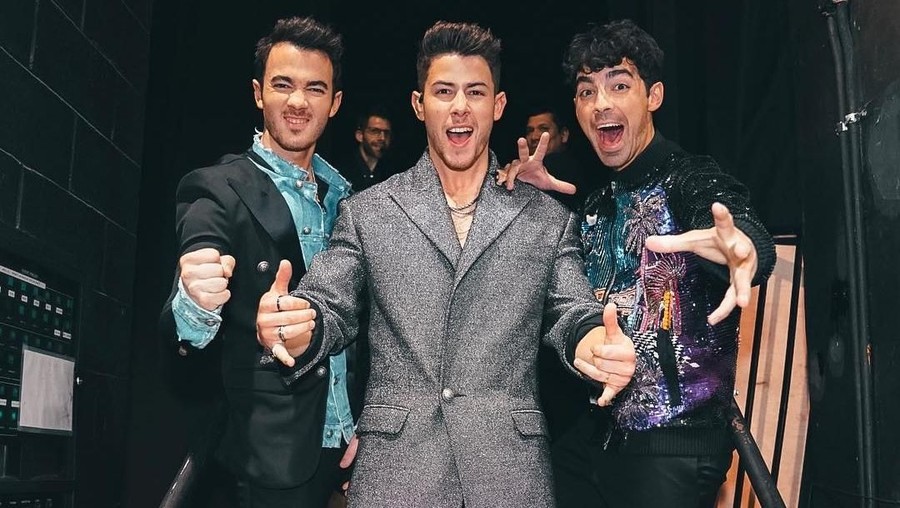 Lirik Lagu Happy When I'm Sad - Jonas Brother Lagu yang ada dalam salah satu album baru Jonas Brother yakni Happiness Begins