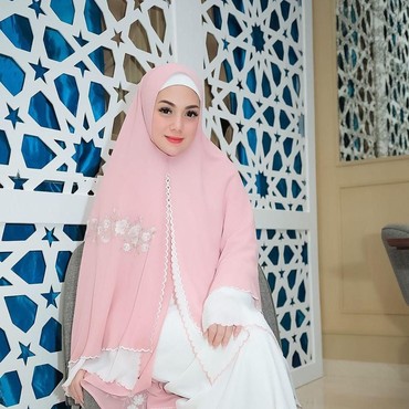Nyaman Pakai Hijab, Celine Evangelista Dibimbing Ustaz