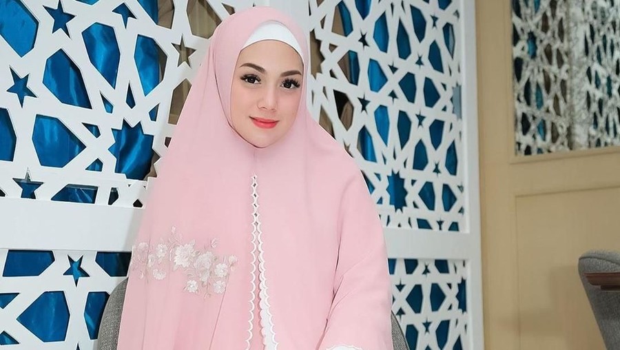 Celine Evangelista Cantik Pakai Hijab Syari