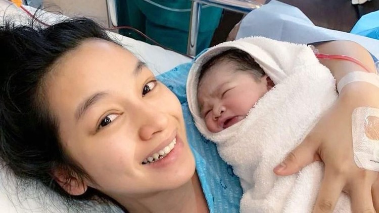 Artis Indonesia Tya Arifin yang juga menantu Siti Nurhaliza melahirkan anak keduanya yang berjenis kelamin perempuan.
