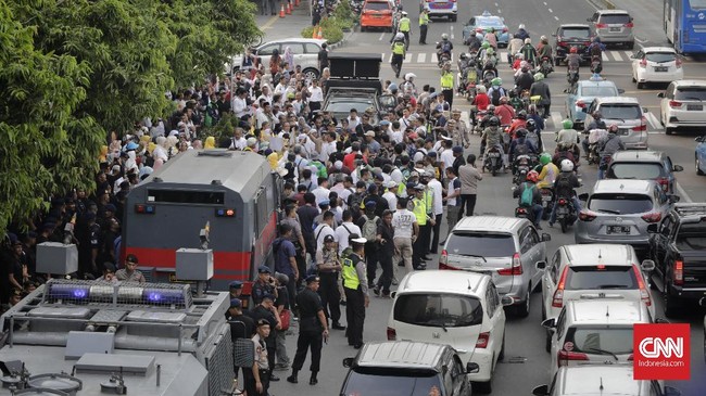 Kabid Humas Polda Metro Jaya menyatakan 10 ribu personel gabungan TNI-Polri bersiaga untuk mengamankan aksi dua kelompok massa hari ini di Bawaslu dan KPU.