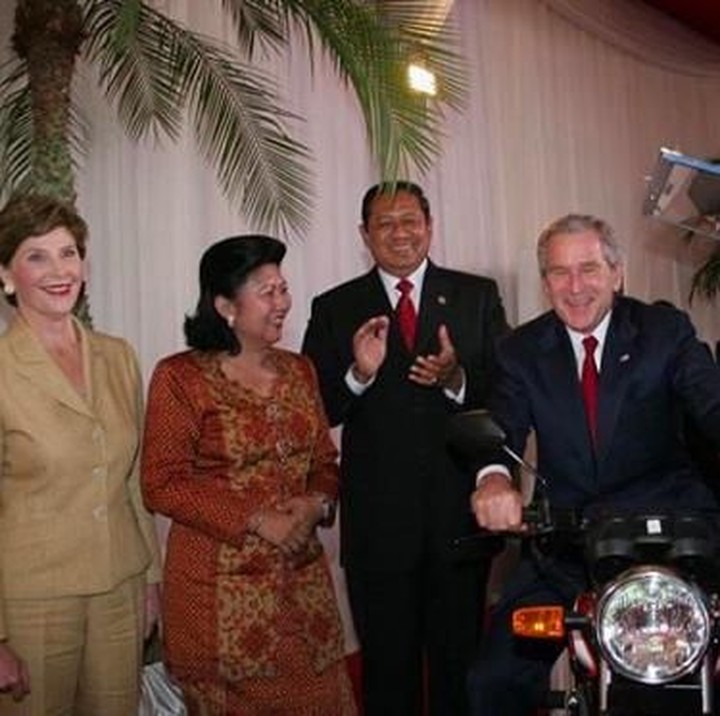 <p>Bagi Ani, surat berisi doa dari Bush dan Laura bisa menambah semangat dirinya dan keluarga dalam menghadapi situasi saat ini. (Foto: Instagram/ @aniyudhoyono)</p>