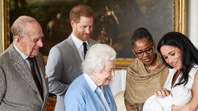 Bayi Pangeran Harry dan Meghan bertemu Ratu Elizabeth II dan Pangeran Philip juga ibunda Meghan, Doria Ragland Britain's Prince Harry and Meghan, Duchess of Sussex are joined by her mother, Doria Ragland, as they show their new son, born on Monday and named as Archie Harrison Mountbatten-Windsor, to the Queen Elizabeth II and the Duke of Edinburgh at Windsor Castle, Britain May 8, 2019 in this image released on May 8, 2019. Chris Allerton/Copyright SussexRoyal/Pool via REUTERS The photograph must not be digitally enhanced, manipulated or modified in any manner or form and must include all of the individuals in the photograph when published. NO COMMERCIAL OR BOOK SALES. NO SALES. NO RESALES. NO ARCHIVES. NOT FOR SALE FOR MARKETING OR ADVERTISING CAMPAIGNS. MANDATORY CREDIT .THIS IMAGE HAS BEEN SUPPLIED BY A THIRD PARTY. NO THIRD PARTY SALES. NOT FOR USE BY REUTERS THIRD PARTY DISTRIBUTORS. TEMPLATE OUT. NEWS EDITORIAL USE ONLY. NO COMMERCIAL USE. NO MERCHANDISING, ADVERTISING, SOUVENIRS, MEMORABILIA OR COLOURABLY SIMILAR. NOT FOR USE AFTER FRIDAY JUNE 7, 2019 WITHOUT PRIOR PERMISSION FROM KENSINGTON PALACE.