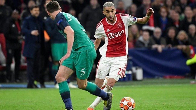 Dua pemain muslim Ajax Amsterdam, Noussair Mazraoui dan Hakim Ziyech, berbuka puasa di tengah pertandingan lawan Tottenham Hotspur di Liga Champions.