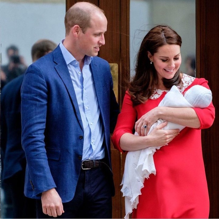 <p>Kate Middleton kembali mengenakan gaun yang hampir serupa dengan yang dipakai Putri Diana. Usai melahirkan Pangeran Louis, Kate mengenakan gaun berwarna merah rancangan Jenny Packham.  (Foto: Instagram @kensingtonroyal)</p>