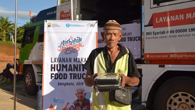 Humanity Food Truck dari Global Zakat - ACT membantu para korban banjir di Bengkulu dengan distribusi bantuan melalui Humanity Food Truck.