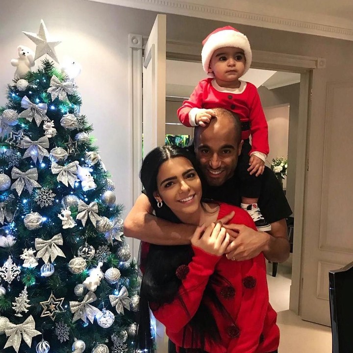 Kompaknya penampilan keluarga kecil Moura saat Natal. (Foto: Instagram @lucasmoura7)