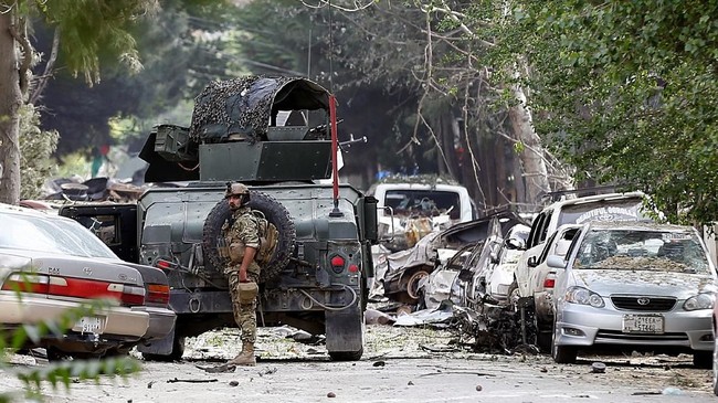 Peristiwa itu terjadi di acara resepsi pernikahan komandan milisi pro pemerintah Afghanistan. Lima orang meninggal dalam serangan bom itu.