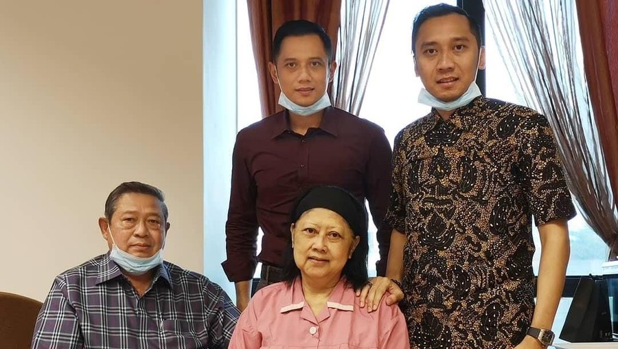 Ani Yudhoyono meninggal dunia di Singapura.
