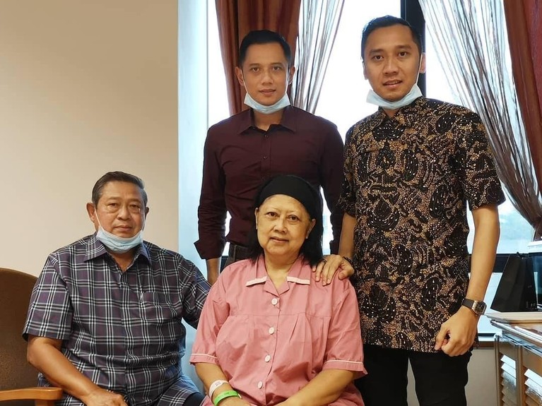 Mantan Ibu Negara Indonesia, Ani Yudhoyono, tengah berjuang melawan penyakit kanker darah di sebuah rumah sakit di Singapura.