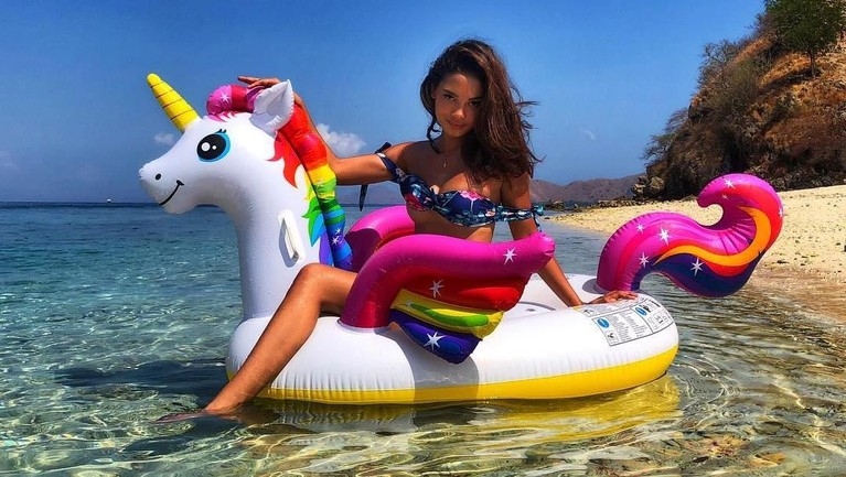 7 Foto Hot Erika Carlina, Pacar Baru Aldi CJR Aldi Maldini telah menjalin hubungan asmara dengan wanita bernama Erika Carlina. berikut ini sejumlah potret kecantikan Erika yang baru jadian sama Aldi.