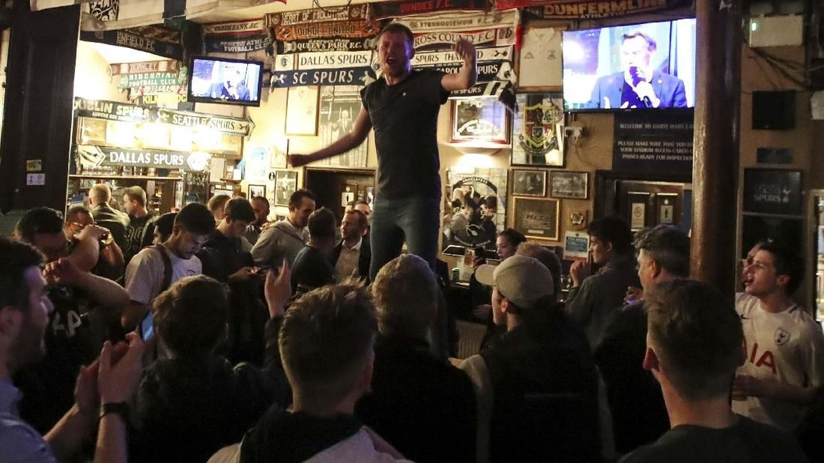 FOTO: Tawa Fan Tottenham, Duka Suporter Ajax