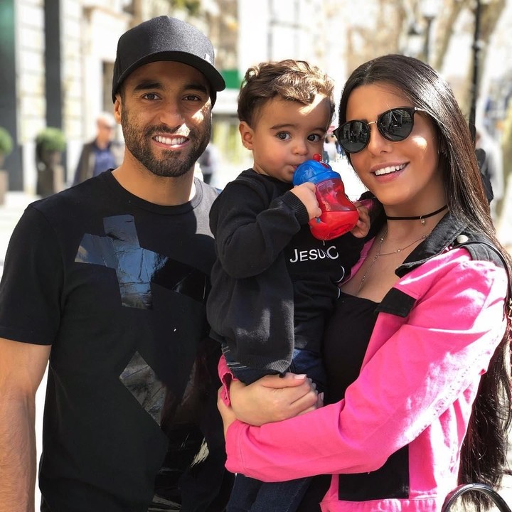 Pesepakbola asal Brazil ini menikah dengan Larissa Saad pada 2016. Keduanya dikaruniai anak laki-laki bernama Miguel, Bun. (Foto: Instagram @lariisaad)