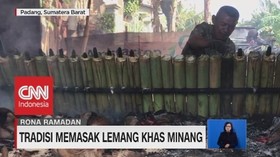 VIDEO: Tradisi Memasak Lemang Khas Minang