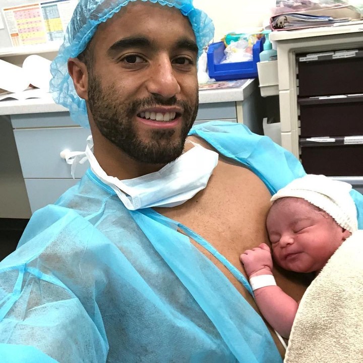 Sweet! ini kali pertama Moura memperkenalkan Miguel pada dunia. (Foto: Instagram @lucasmoura7)