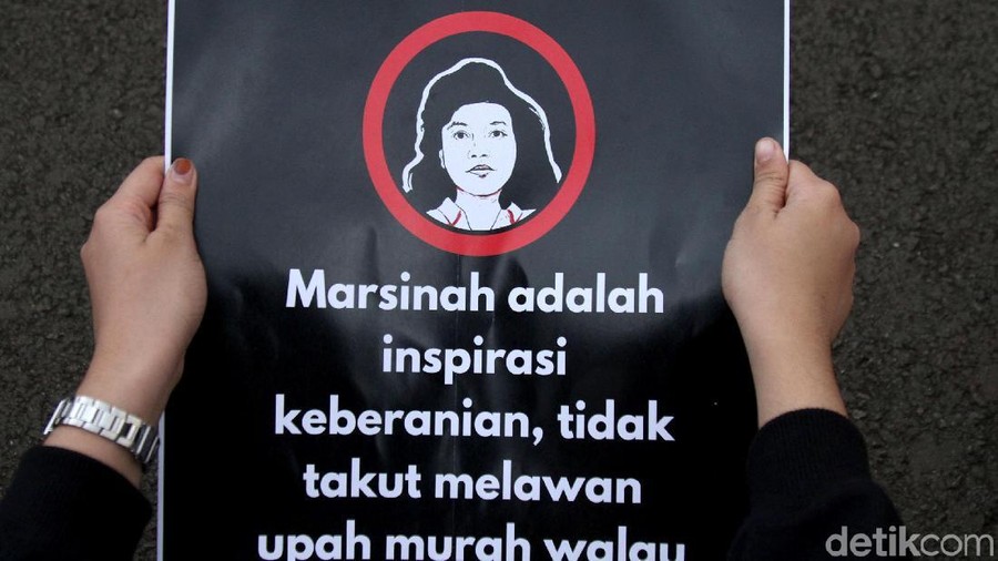 Aksi Kamisan 585 Massa aksi Kamisan membawa poster serta spanduk di depan Istana Merdeka. Kamisan kali ini memperingati 26 tahun kasus Marsinah.