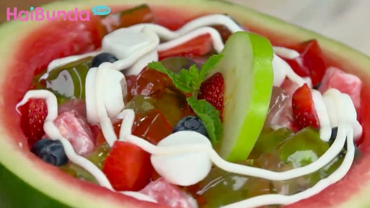 Buah bisa dijadikan salah satu kudapan untuk buka puasa. Seperti sajian aneka buah berupa watermelon jelly ini, Bunda.