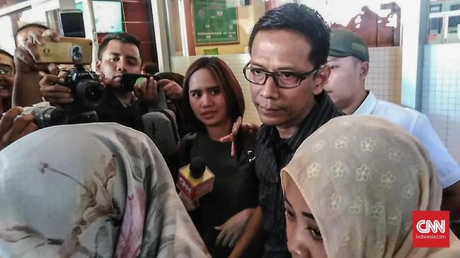 Lebih dari 8 ribu orang teken petisi 'Boikot Doddy Soedrajat dari TV' karena ayah mendiang Vanessa Angel dinilai terlalu meresahkan.