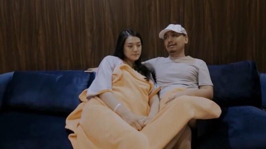 Raditya Dika memberikan perumpamaan bahwa sang anak sudah mandiri sejak umur satu hari.