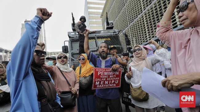 Massa arahan Kivlan Zen dan Eggi Sudjana yang terdiri dari bapak-bapak, ibu-ibu, hingga anak muda ini terus memaksa untuk masuk ke Gedung Bawaslu.