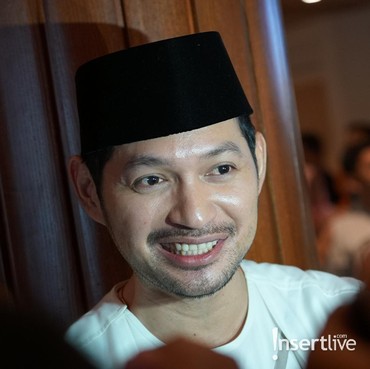 Evan Sanders Kepergok Sedang Dipeluk Mesra Seorang Wanita