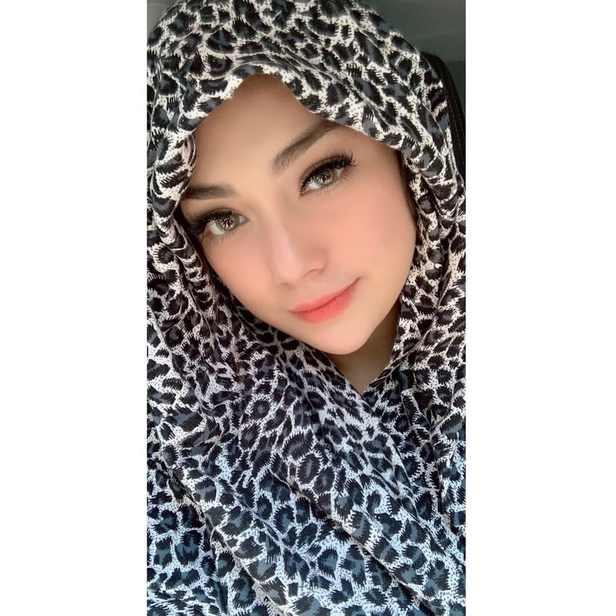 Celine Evangelista Cantik Pakai Hijab Syari