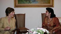 Throwback Potret Hangat 2 Sahabat, Ani Yudhoyono dan Laura Bush