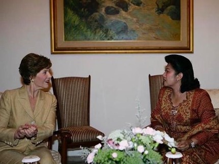 Throwback Potret Hangat 2 Sahabat, Ani Yudhoyono dan Laura Bush