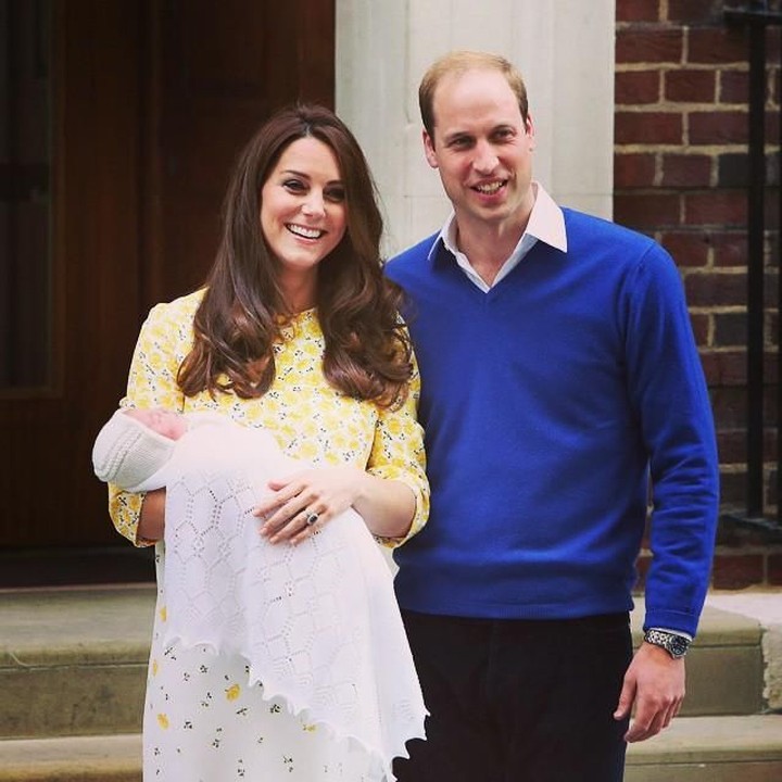 <p>Setelah melahirkan Putri Charlotte, Kate Middleton dan Pangeran William menggelar jumpa pers di depan rumah sakit. Saat itu Kate mengenakan gaun <em>lemon-yellow buttercup</em> masih rancangan desainer favoritnya, Jenny Packham. (Foto: Instagram @kensingtonroyal)<br /><br /></p>