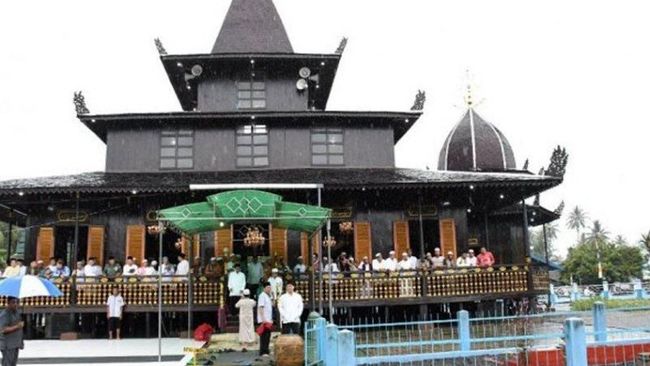 Arsitektur masjid As Su'ada, atau yang dikenal dengan masjid lancip ini, tergolong unik sehingga menarik minat peneliti luar negeri untuk mempelajarinya.