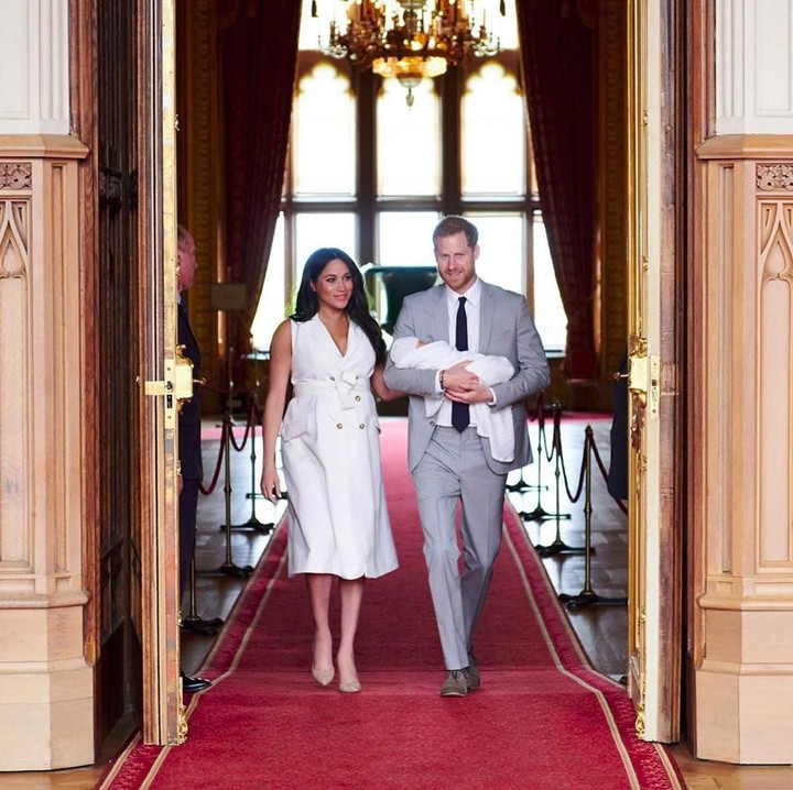<p>Meghan memilih sepatu <em>pumps</em> Manolo Blahnik BB dengan warna <em>nude. (</em>Foto: Instagram @sussexroyal)</p>