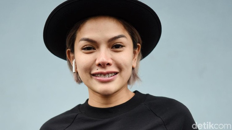 Nikita Mirzani mengaku menjalani operasi plastik di wajahnya. Simak yuk bedanya dulu dan sekarang.
