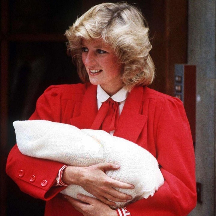 <p>Gaun yang dikenakan Kate Middleton setelah melahirkan Pangeran Louis hampir mirip dengan yang dikenakan Putri Diana usai melahirkan Pangeran Harry. Gaun tersebut berwarna merah dan memiliki kerah putih. (Foto: Instagram @thekitca)</p>