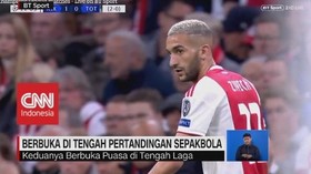 VIDEO: 2 Pemain Ajax Buka Puasa Saat Bertanding