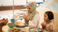 Jangan Pusing Bun! Ini Cara Mudah Ajak Si Kecil Kuat Berpuasa