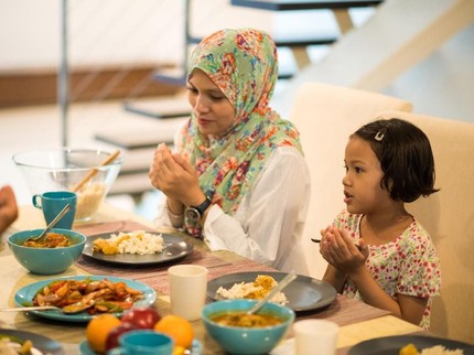 Jangan Pusing Bun! Ini Cara Mudah Ajak Si Kecil Kuat Berpuasa