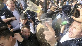 FOTO: Tawa Fan Tottenham, Duka Suporter Ajax