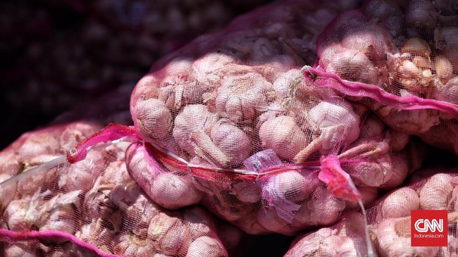 Harga bawang putih dan minyak goreng curah menanjak pada Senin (19/8) siang.