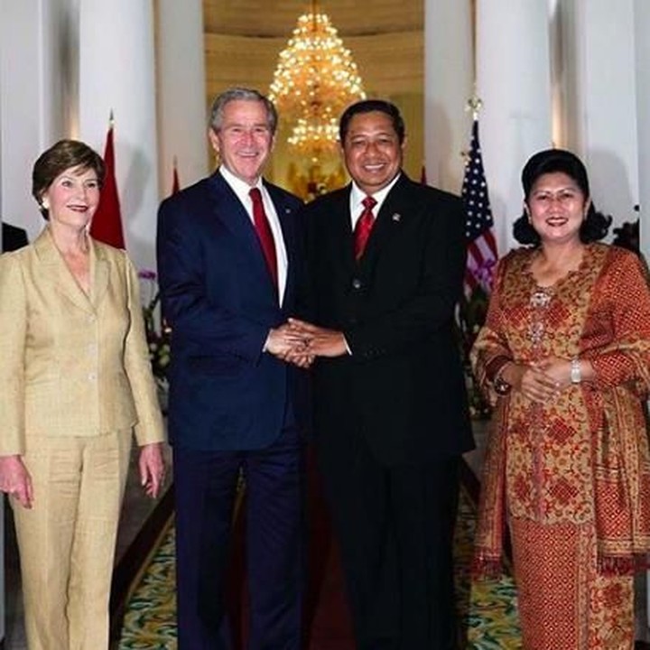 <p>Tampak jelas bagaimana persahabatan SBY dan Bush yang menjabat sebagai kepala negara kala itu, beserta istri-istri mereka. (Foto: Instagram/ @aniyudhoyono)</p>