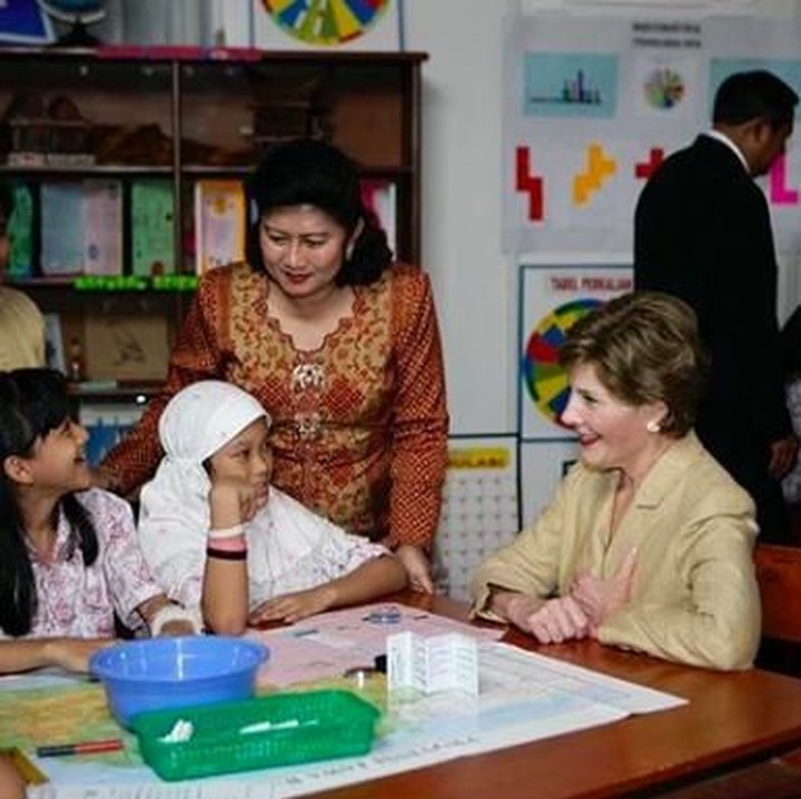 <p>Sebagai bentuk rasa terima kasih dan wujud kebahagiaan, Ani mengunggah foto saat dia menjadi ibu negara dan menemani SBY mendampingi George W Bush plus istri berkunjung ke Indonesia. (Foto: Instagram/ @aniyudhoyono)  </p>