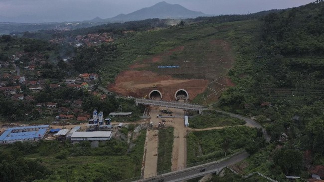 Foto udara terowongan kembar pada proyek pembangunan Jalan Tol Cileunyi-Sumedang-Dawuan (Cisumdawu) di Kabupaten Sumedang, Jawa Barat, Rabu (8/5/2019). Rencananya ruas jalan Tol Cisumdawu dari Rancakalong hingga terowongan kembar akan difungsikan satu jalur untuk arus mudik tahun 2019. ANTARA FOTO/Puspa Perwitasari/foc.