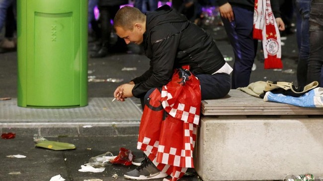 FOTO: Tawa Fan Tottenham, Duka Suporter Ajax
