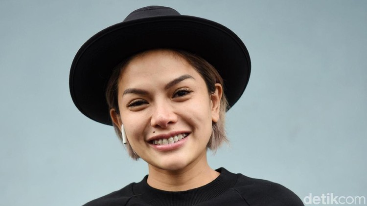 Tak sedikit netizen berkomentar tentang penampilan perut Nikita Mirzani yang tampak rata setelah beberapa waktu lalu melahirkan.