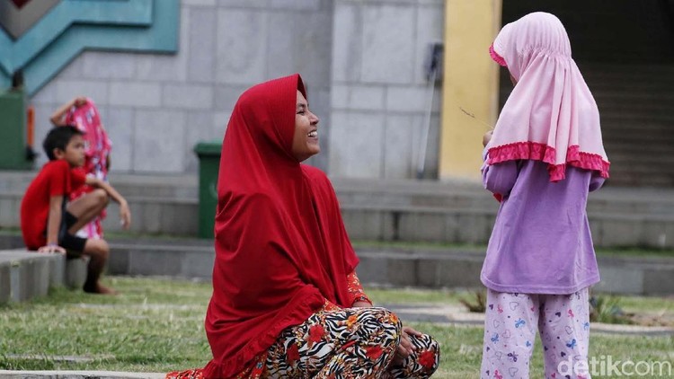 Tengah Berpuasa, Anak-anak Tetap Bermain dengan Ceria Sejumlah anak-anak bermain di taman Jakarta Islamic Centre, Koja, Jakarta Utara, Kamis (9/5). Mereka tampak ceria meski tengah berpuasa.