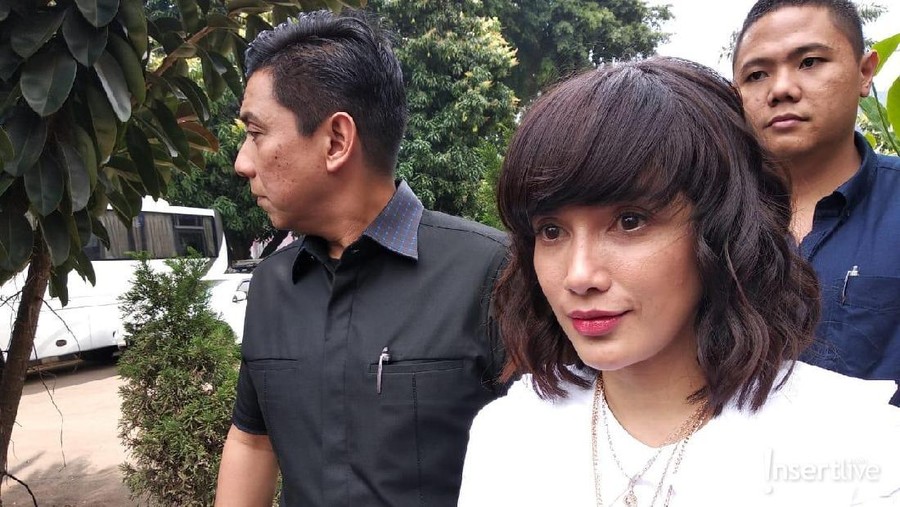 Ussy Sulistiawaty mendatangi Polda Metro Jaya terkait kasus dugaan ujaran kebencian yang dilakukan netizen.