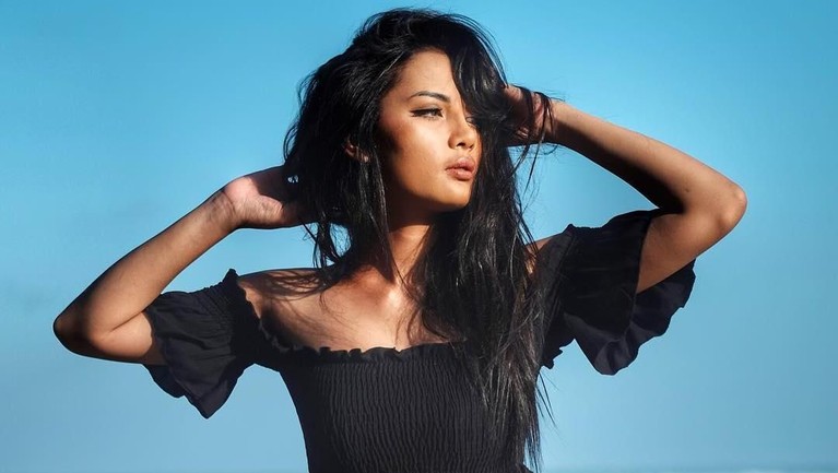 7 Foto Hot Erika Carlina, Pacar Baru Aldi CJR Aldi Maldini telah menjalin hubungan asmara dengan wanita bernama Erika Carlina. berikut ini sejumlah potret kecantikan Erika yang baru jadian sama Aldi.